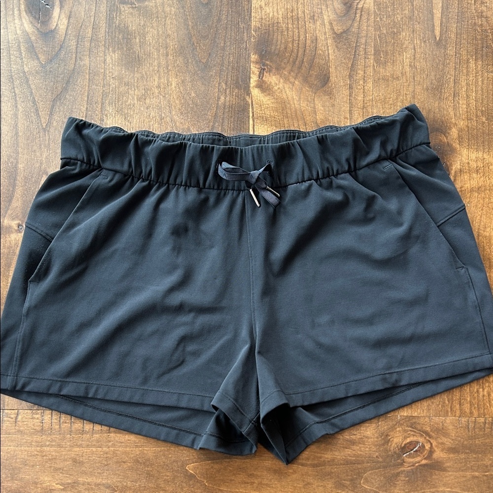 Lululemon On the Fly Mid-Rise Short 2.5” - Picture 2 of 7